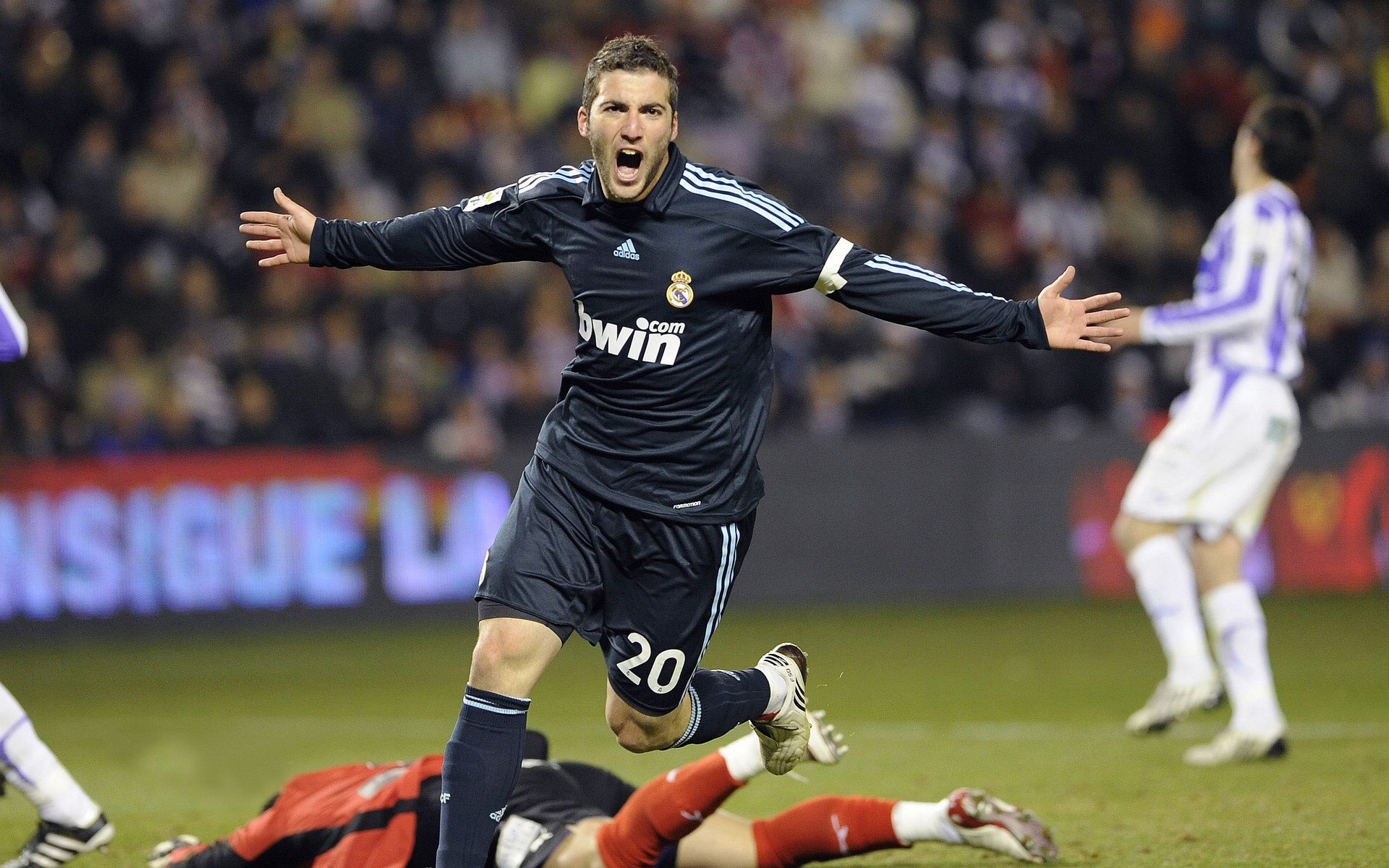 库里接受现场挑战三分球完美命中，库里三分是最准的吗